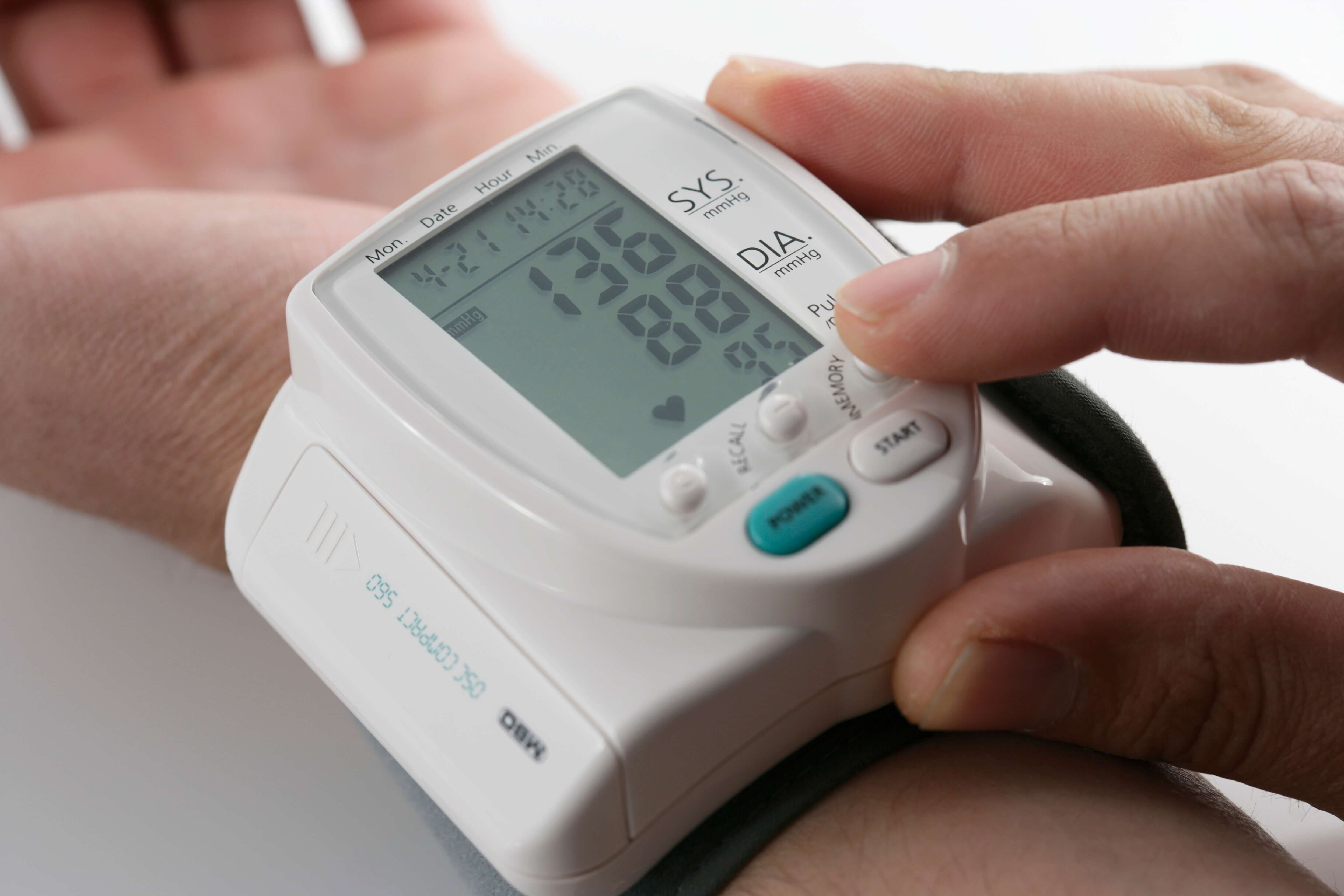 Blutdruckmessgeräte im Test, © mauritius images / BY