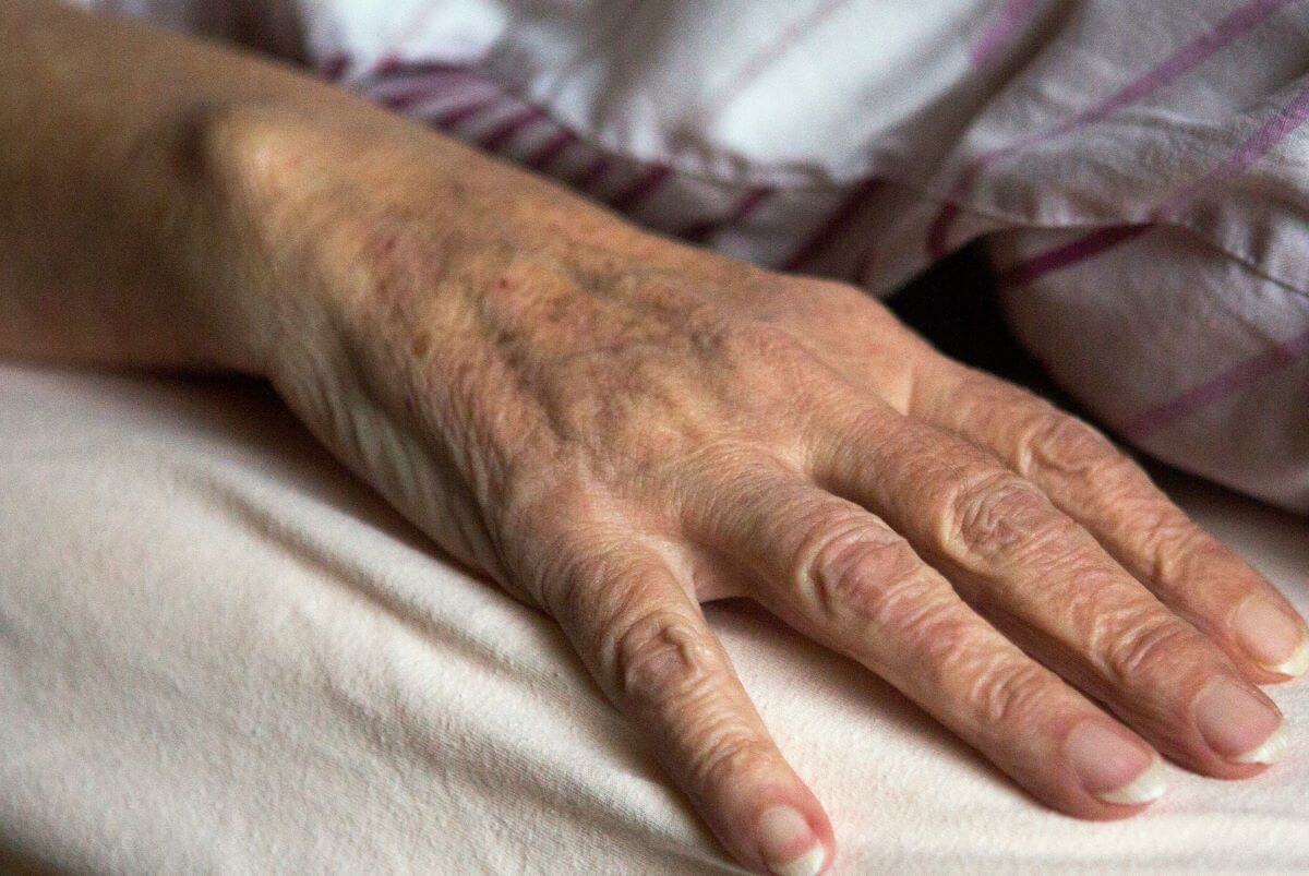  Bei bettlägerigen Patient*innen muss man besonders gut aufpassen, dass sich keine Druckstellen bilden.