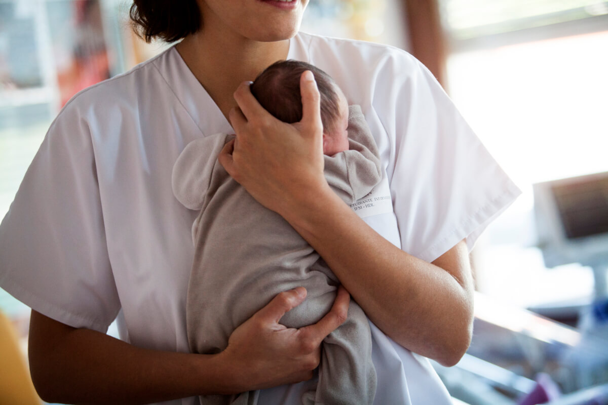 Grippe: Impfung der Mama schützt das Baby, © mauritius images / BSIP / Amelie-Benoist / Image Point Fr