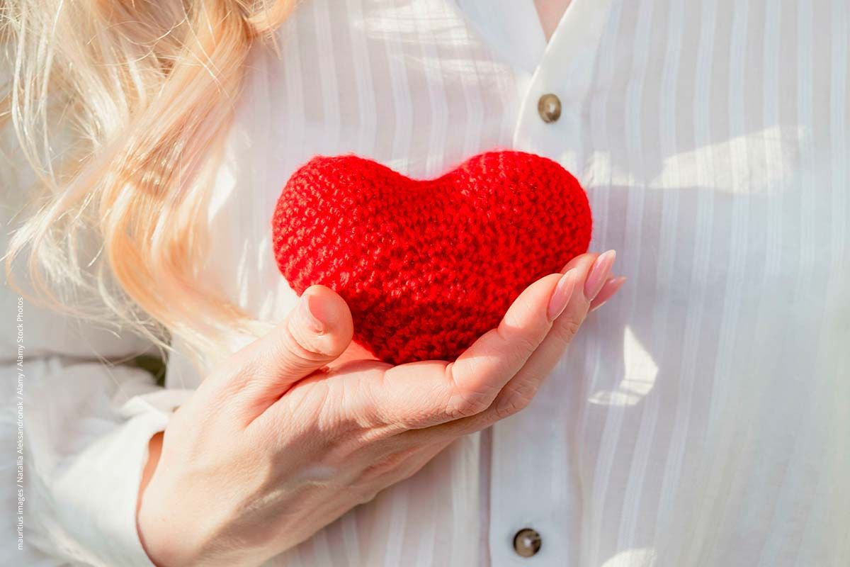 Rotes Herz als Symbol für die Frauenherzwoche - denn Herzinfarktsymptome unterscheiden sich zwischen Frauen und Männern. Rotes Herz als Symbol für die Frauenherzwoche - denn Herzinfarktsymptome unterscheiden sich zwischen Frauen und Männern.