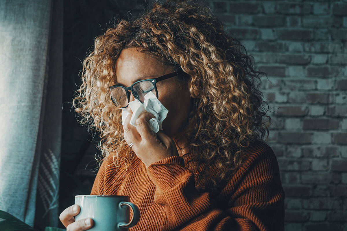  Beim Niesen gelangen die Influenza-Viren in die Luft und können dann andere Personen infizieren. 