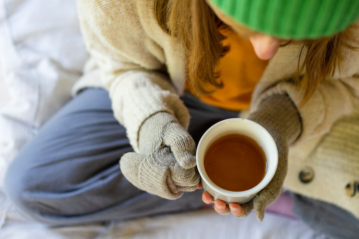  Ausreichend Tee zu trinken und sich warm zu halten gehört zu den Basismaßnahmen bei Erkältungskrankheiten.