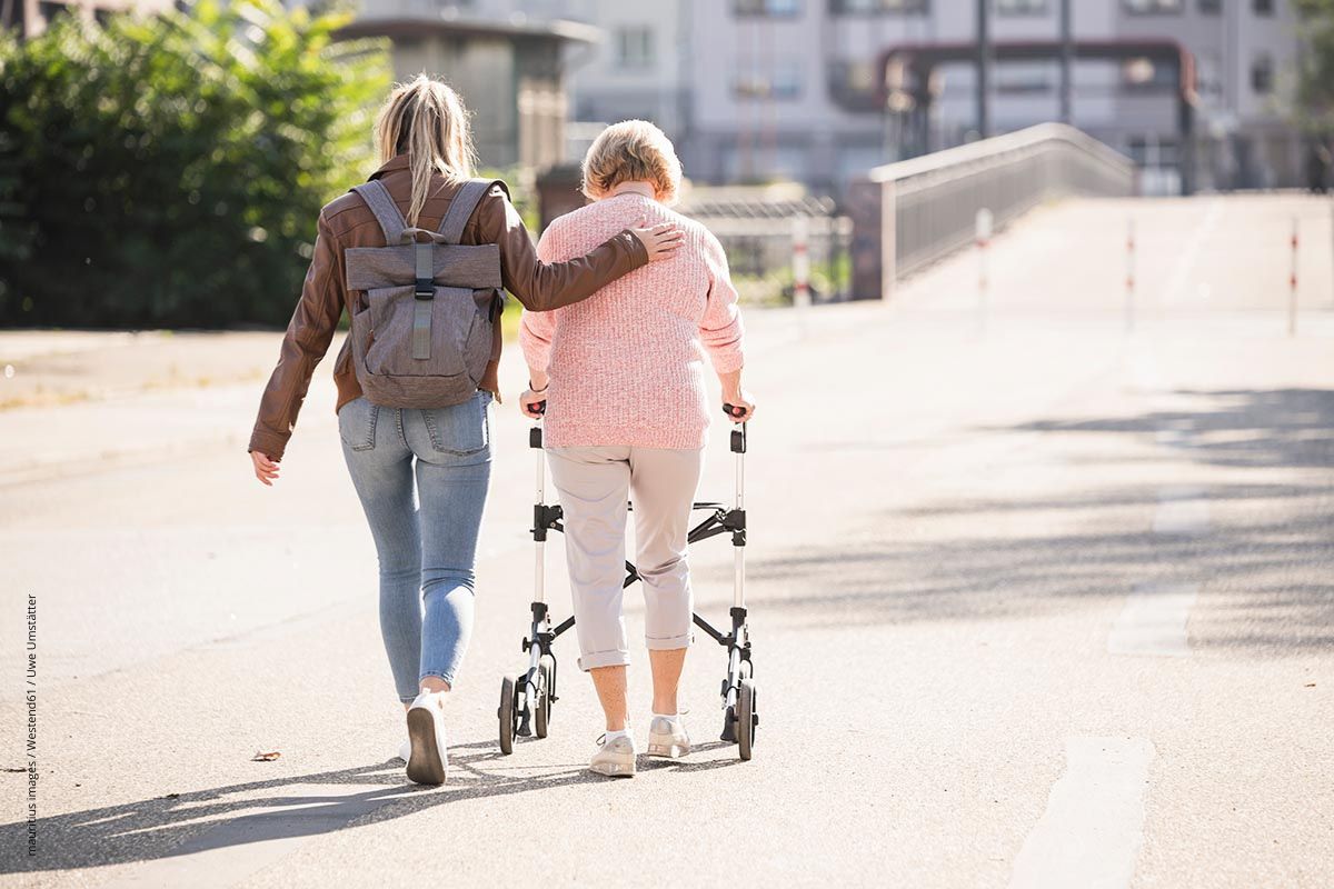  Bei sturzanfälligen Personen ist eine Begleitung bei längeren Strecken sinnvoll.