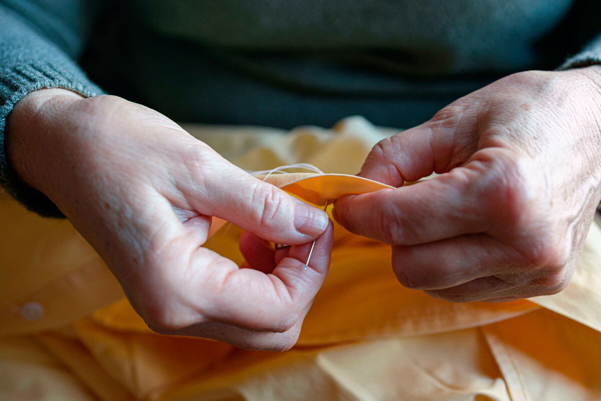  Bei schwerer Handarthrose kann das Nähen zum Problem werden.