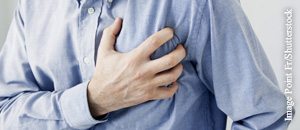 Starker Brustschmerz gilt als Leitsymptom für einen Herzinfarkt. Starker Brustschmerz gilt als Leitsymptom für einen Herzinfarkt.