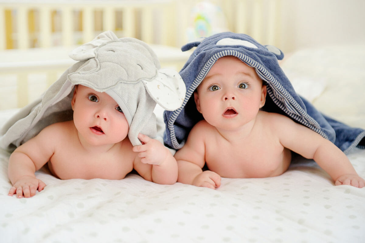 Liegestütz fördert auch beim Baby Arm- und Brustmuskeln. Liegestütz fördert auch beim Baby Arm- und Brustmuskeln.