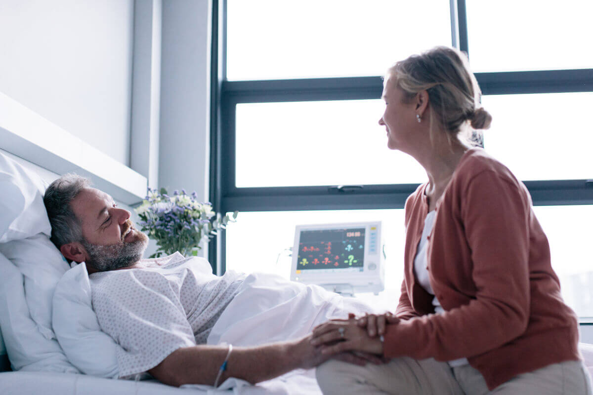 Patient*innen mit einer Endokarditis müssen oft mehrere Wochen im Krankenhaus verbringen. Patient*innen mit einer Endokarditis müssen oft mehrere Wochen im Krankenhaus verbringen.