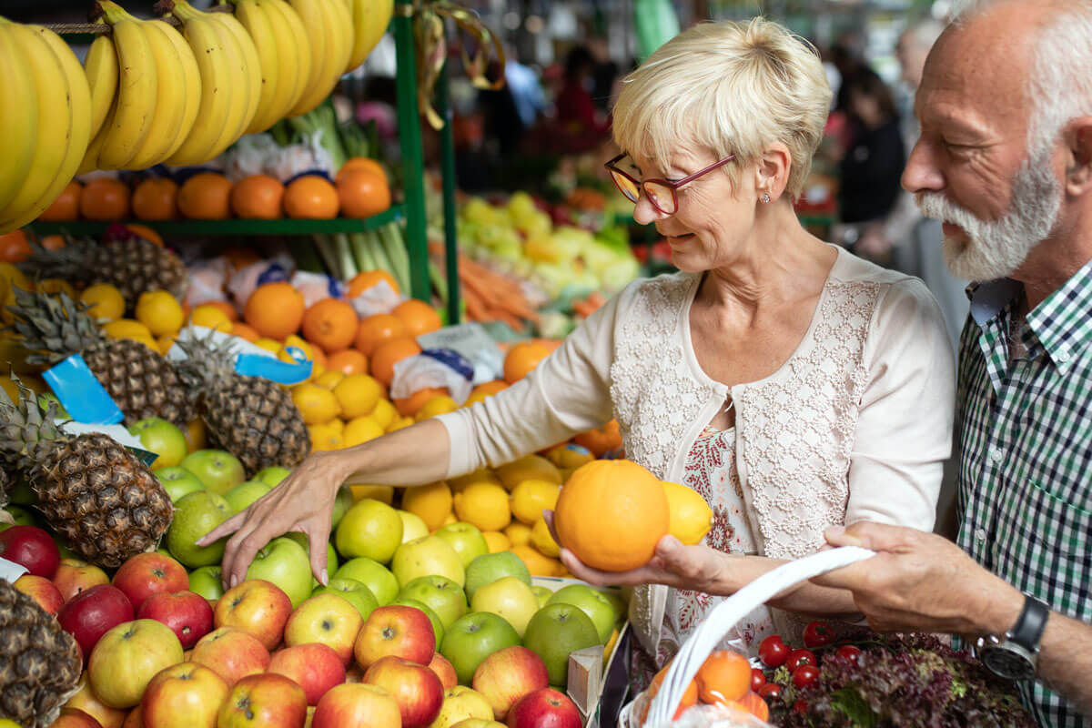 Neben Wasser füllen auch Obst und Gemüse die Flüssigkeitsspeicher wieder auf. Neben Wasser füllen auch Obst und Gemüse die Flüssigkeitsspeicher wieder auf.