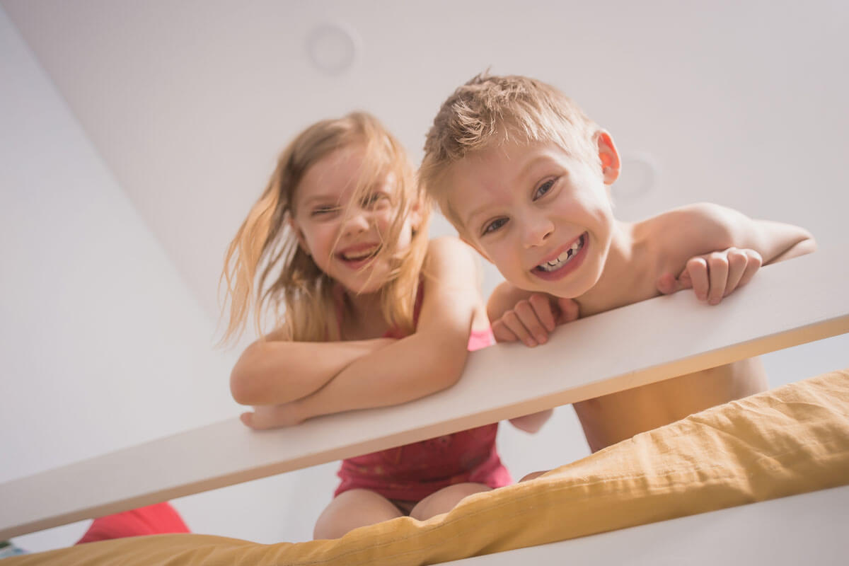 Hoch oben im Etagenbett ist es lustig, aber für Kinder unter sechs zu gefährlich. Hoch oben im Etagenbett ist es lustig, aber für Kinder unter sechs zu gefährlich.