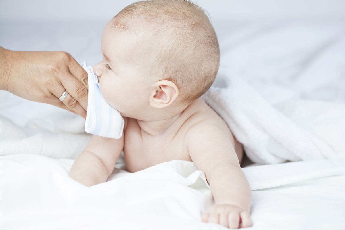 Erste Hilfe bei Babyschnupfen, © Cryptographer/Shutterstock.com