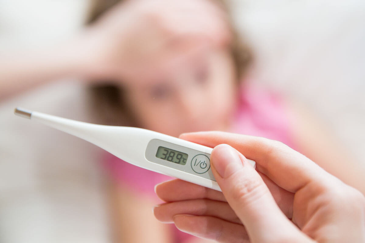 Fieberthermometer unter der Lupe, © Aleksandra Suzi/shutterstock.com