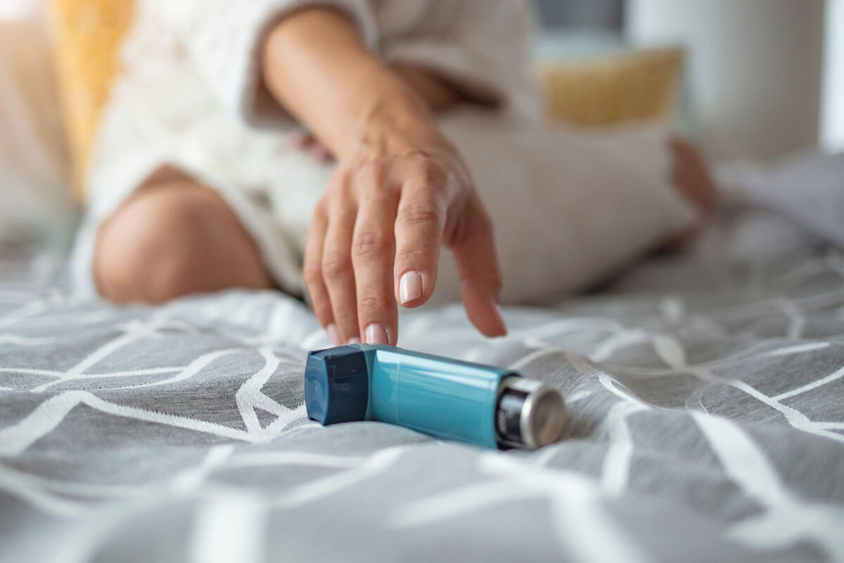 Frühzeitig Kortisonspray bei Asthma, © Dragana Gordic/Shutterstock.com
