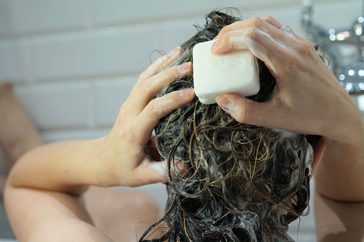 Haarseife & Co: Eine echte Alternative?, © Anna Rogalska/Shutterstock.com