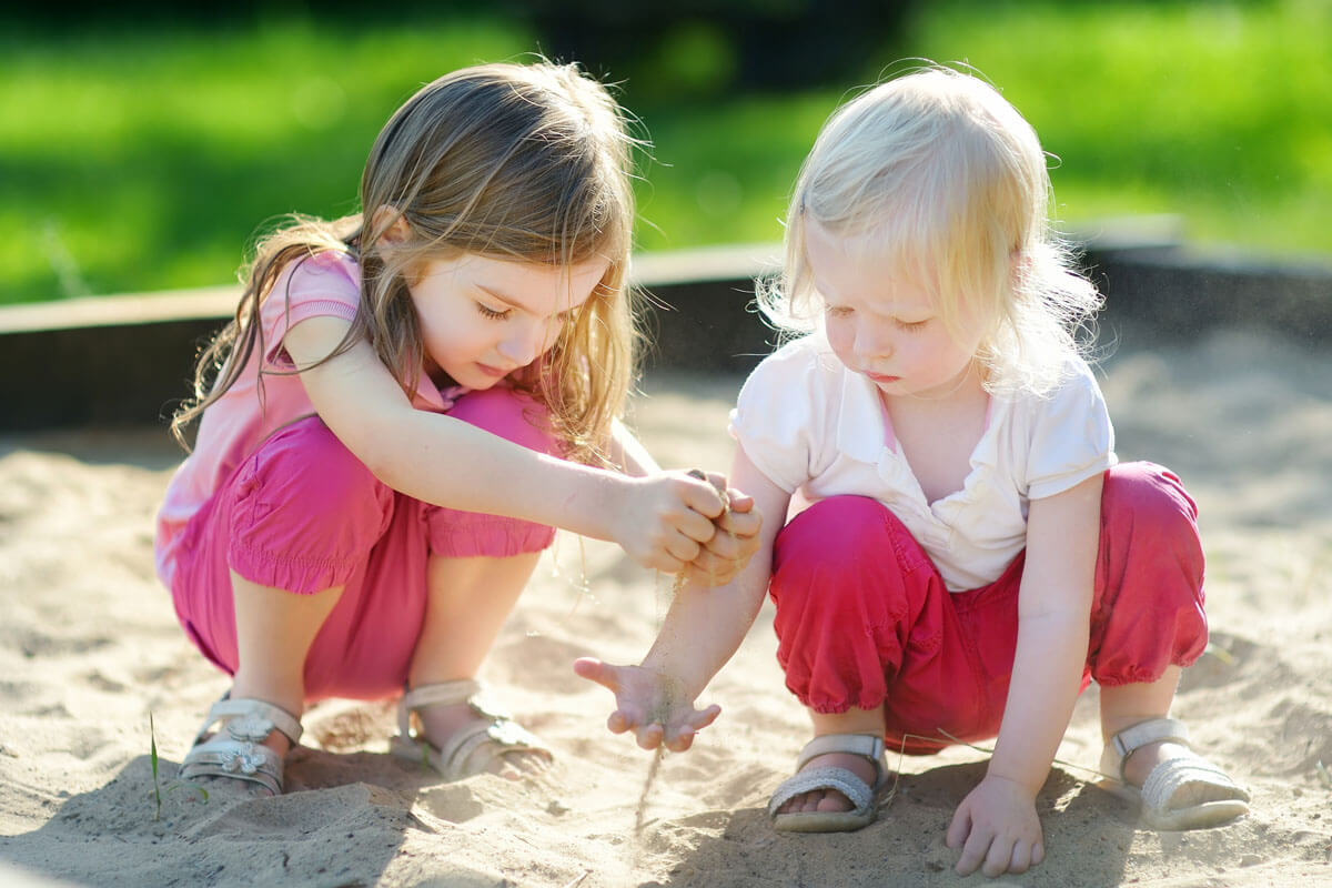 Hitzefolgen bei Kindern erkennen