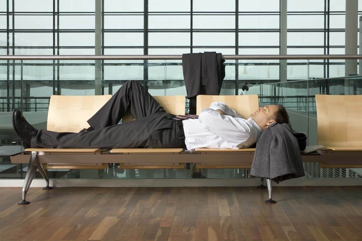 Müdigkeit und Abgeschlagenheit sind klassische Symptome eines Jetlags. Müdigkeit und Abgeschlagenheit sind klassische Symptome eines Jetlags.