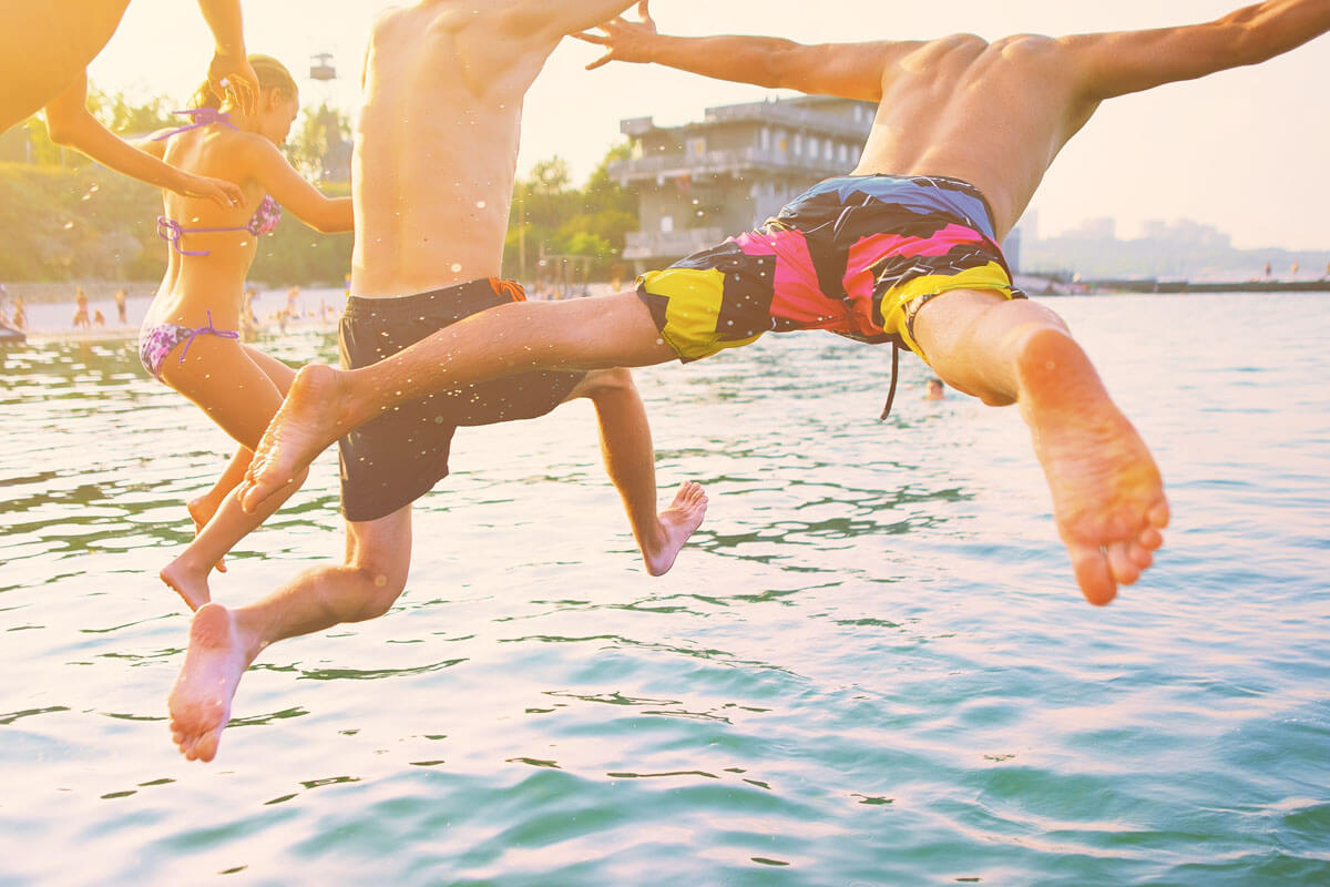 Vorsicht beim Sprung ins Wasser, © sun ok/shutterstock.com