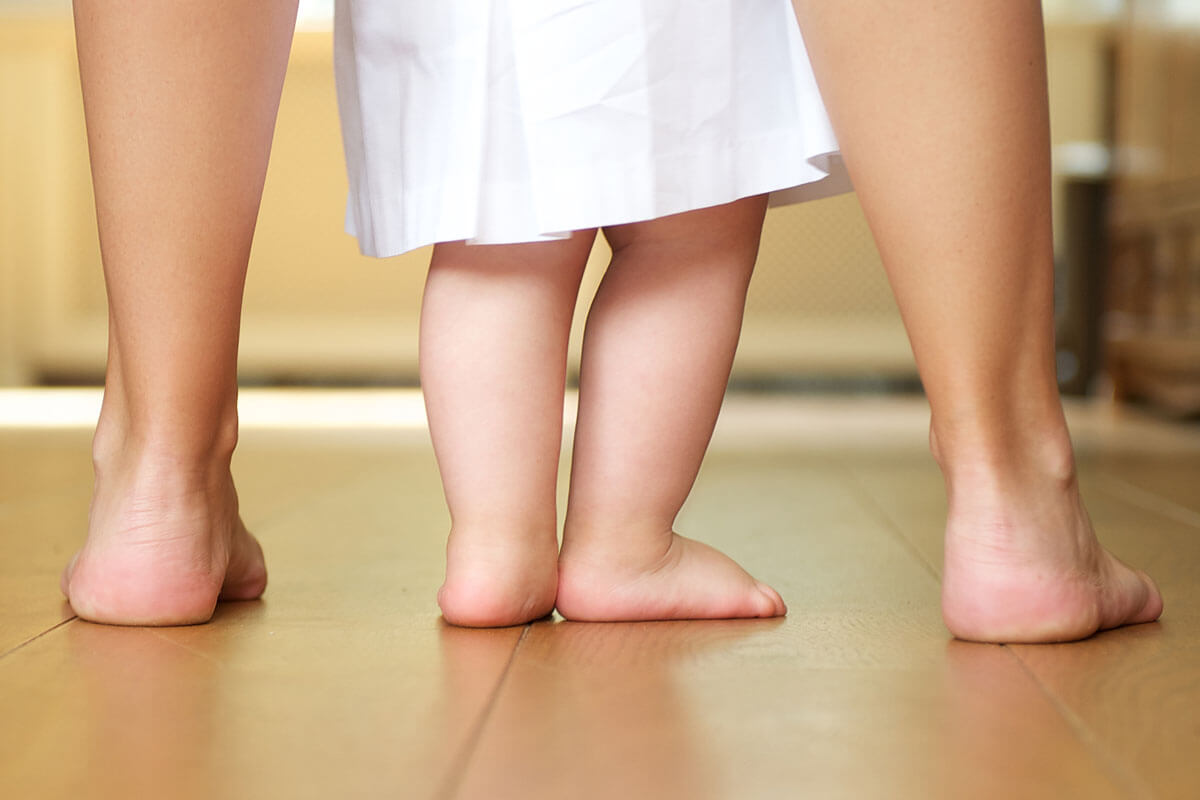 Laufen lernen ohne Schuhe, © mimagephotography/Shutterstock.com