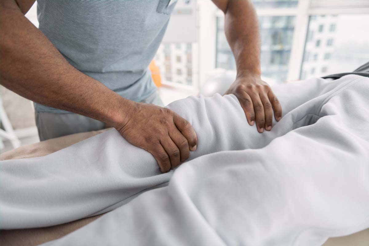 Bei der Lymphdrainage wird die Gewebsflüssigkeit in die Richtung der Lymphknoten transportiert, sodass sie abfließen kann. Bei der Lymphdrainage wird die Gewebsflüssigkeit in die Richtung der Lymphknoten transportiert, sodass sie abfließen kann.