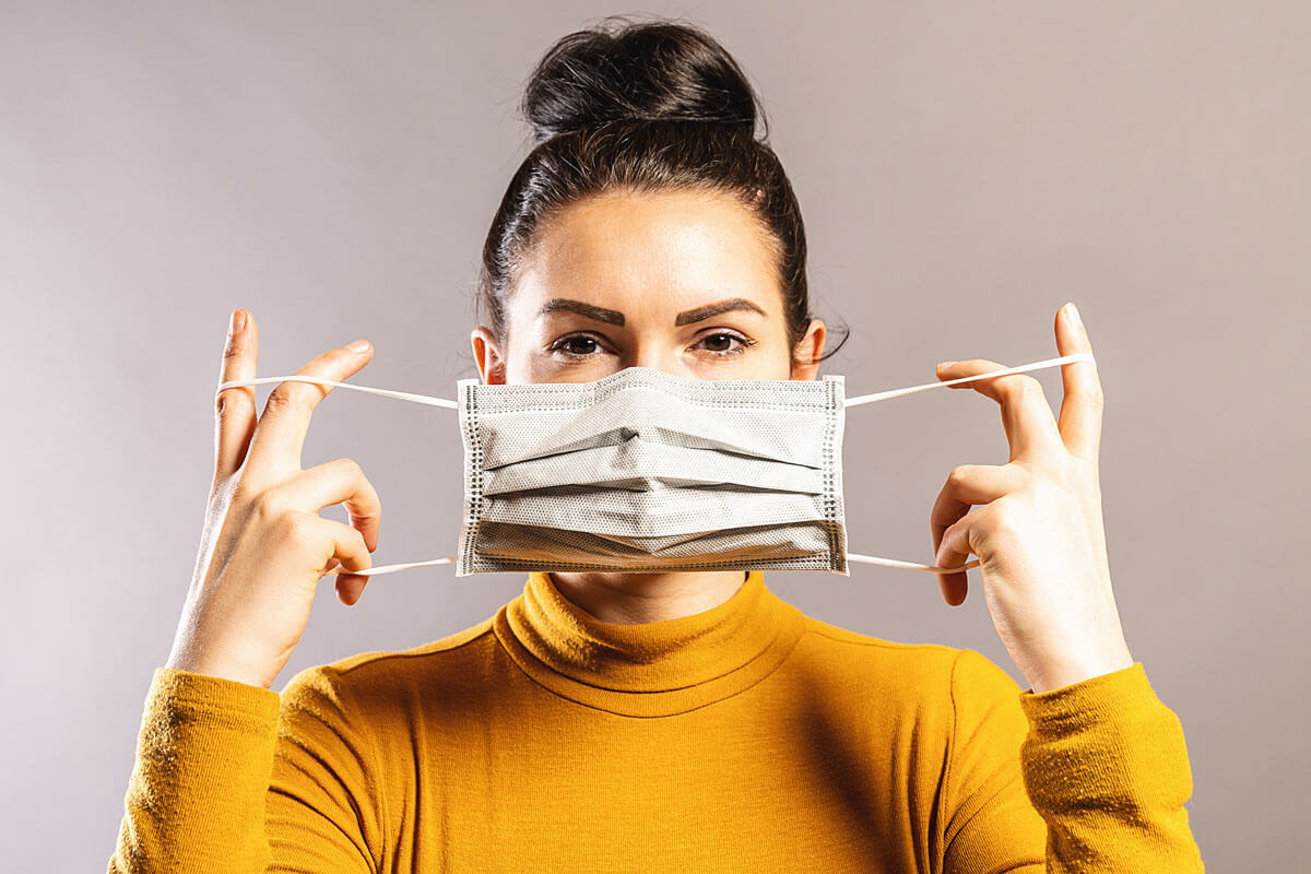 Alle vier Stunden sollte zur Erholung der Gesichtshaut eine kurze Maskenpause eingelegt werden. Alle vier Stunden sollte zur Erholung der Gesichtshaut eine kurze Maskenpause eingelegt werden.