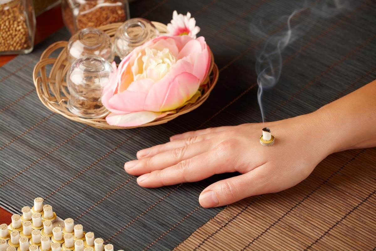 Moxibustion soll vor allem bei "Kältekrankheiten" helfen. Moxibustion soll vor allem bei "Kältekrankheiten" helfen.