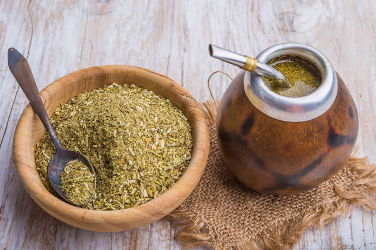 Nahrungsergänzung im Blick: Mate-Tee, © Aneta_Gu/Shutterstock.com