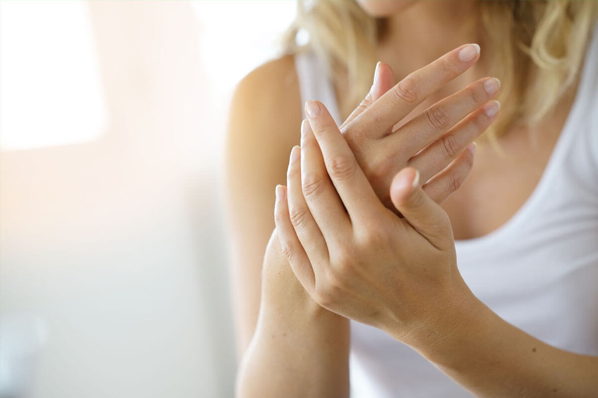 Neurodermitis in der kalten Jahreszeit, © goodluz/Shutterstock.com