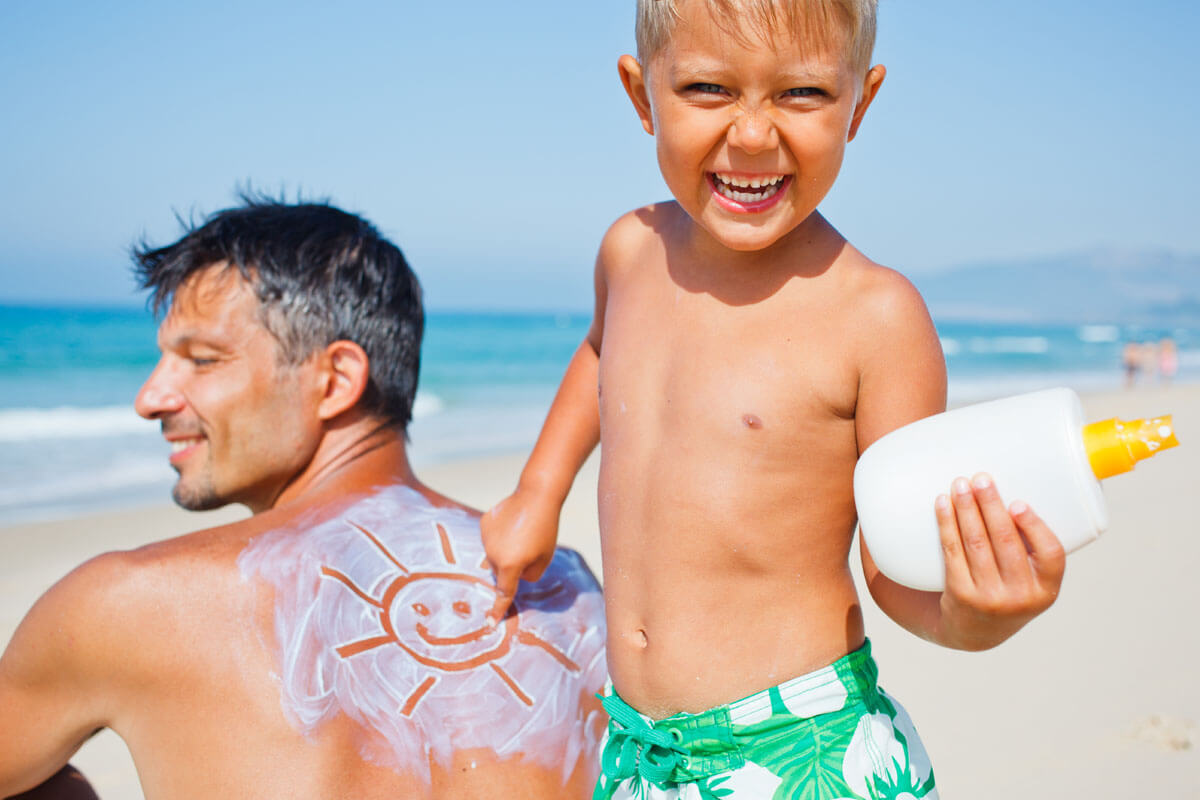  Bei ausreichend Sonnenschutz hat die Haut auch in vielen Jahren noch gut lachen.