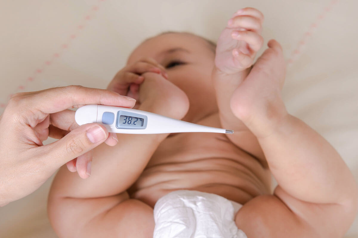 Bei Babys und Kleinkindern wird die Temperatur am besten im Po, also rektal gemessen. Bei Babys und Kleinkindern wird die Temperatur am besten im Po, also rektal gemessen.