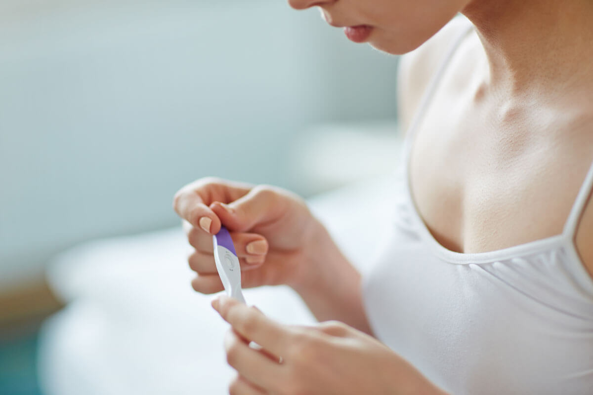 Speicheltest auf Schwangerschaft, © Pressmaster/shutterstock.com