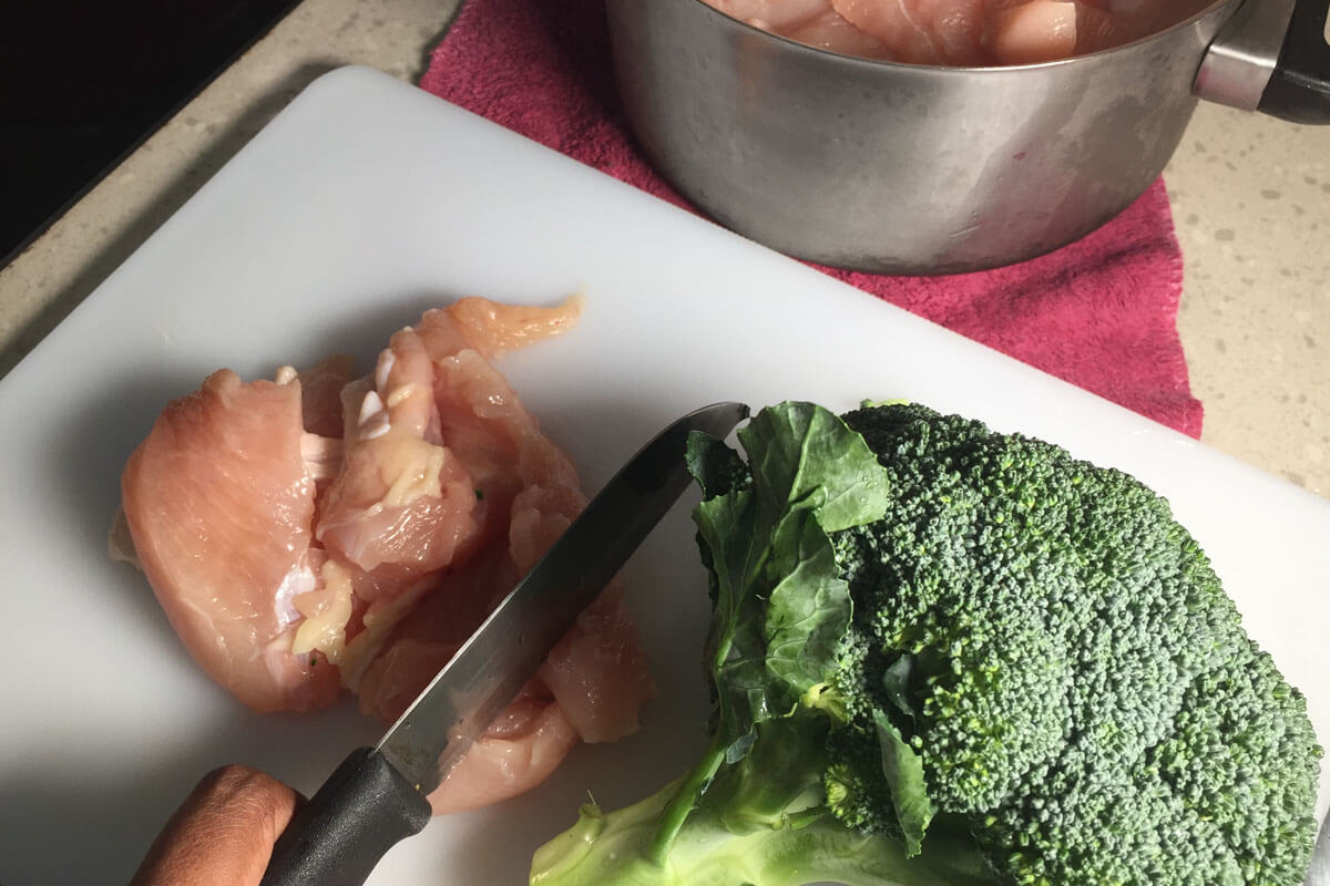  Vorsicht: So können Salmonellen leicht vom Hühnerfleisch auf den Brokkoli überspringen.