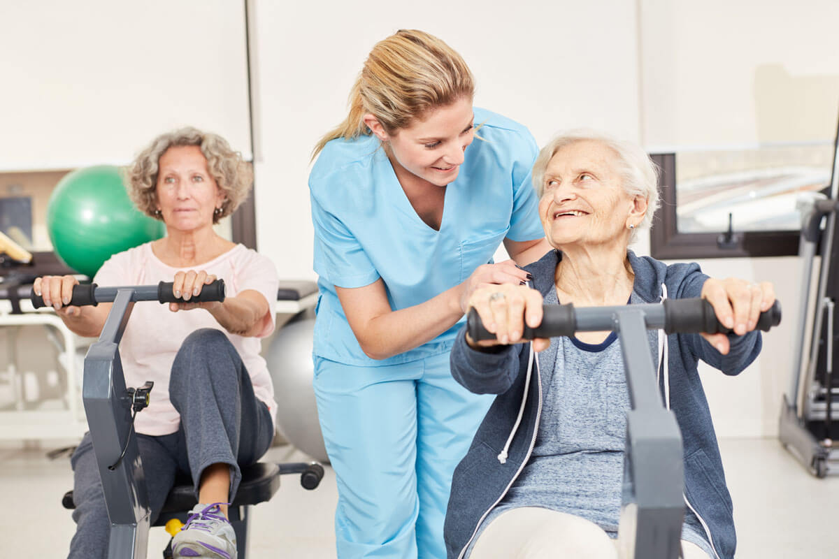 Bewegungstherapie für Krebskranke macht in der Gruppe am meisten Spaß. Bewegungstherapie für Krebskranke macht in der Gruppe am meisten Spaß.
