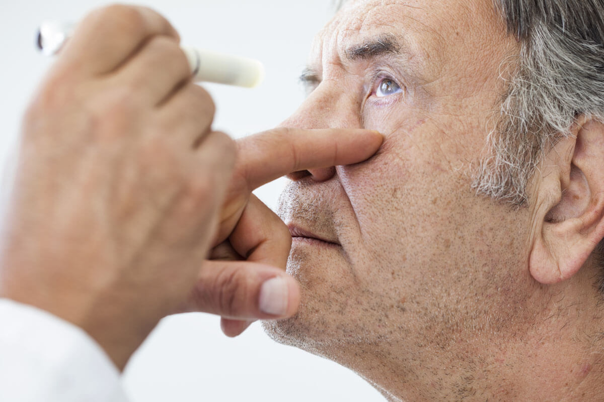 Sehstörungen sollten immer in der Augenarztpraxis abgeklärt werden.