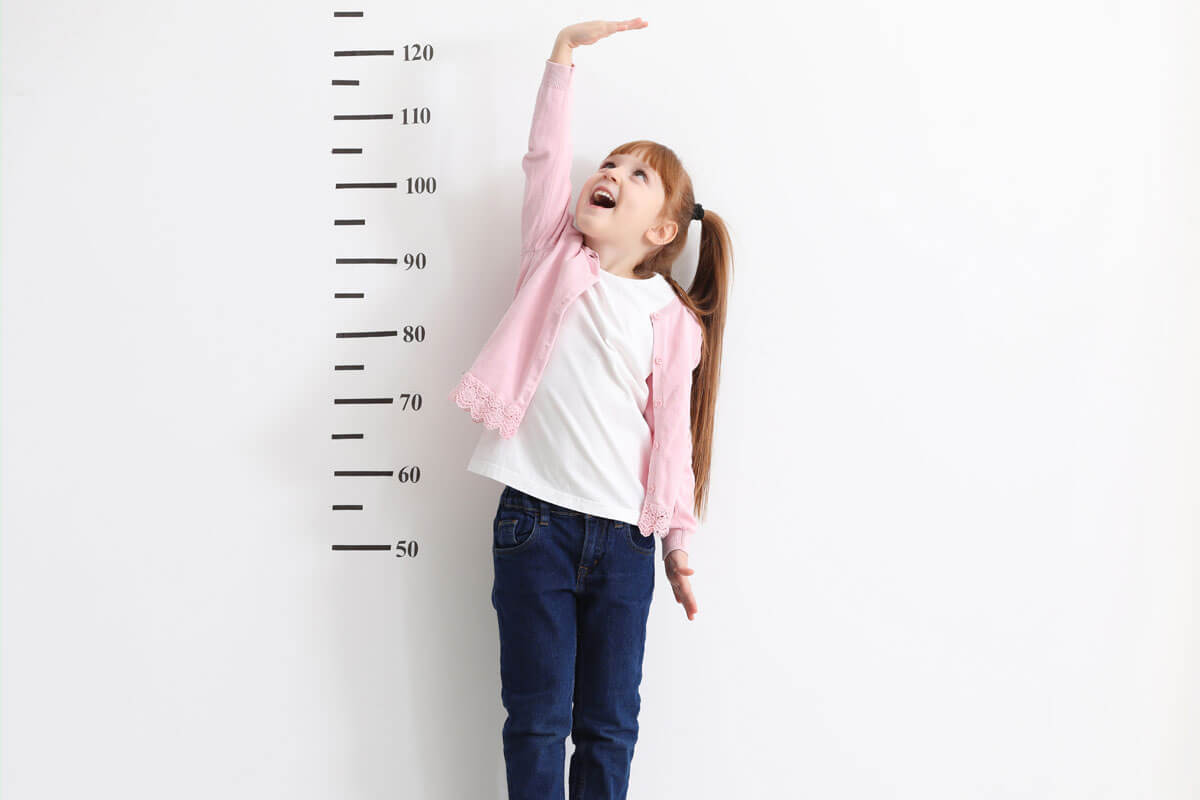 Wachstumsschmerzen bei Kindern, © Africa Studio/Shutterstock.com