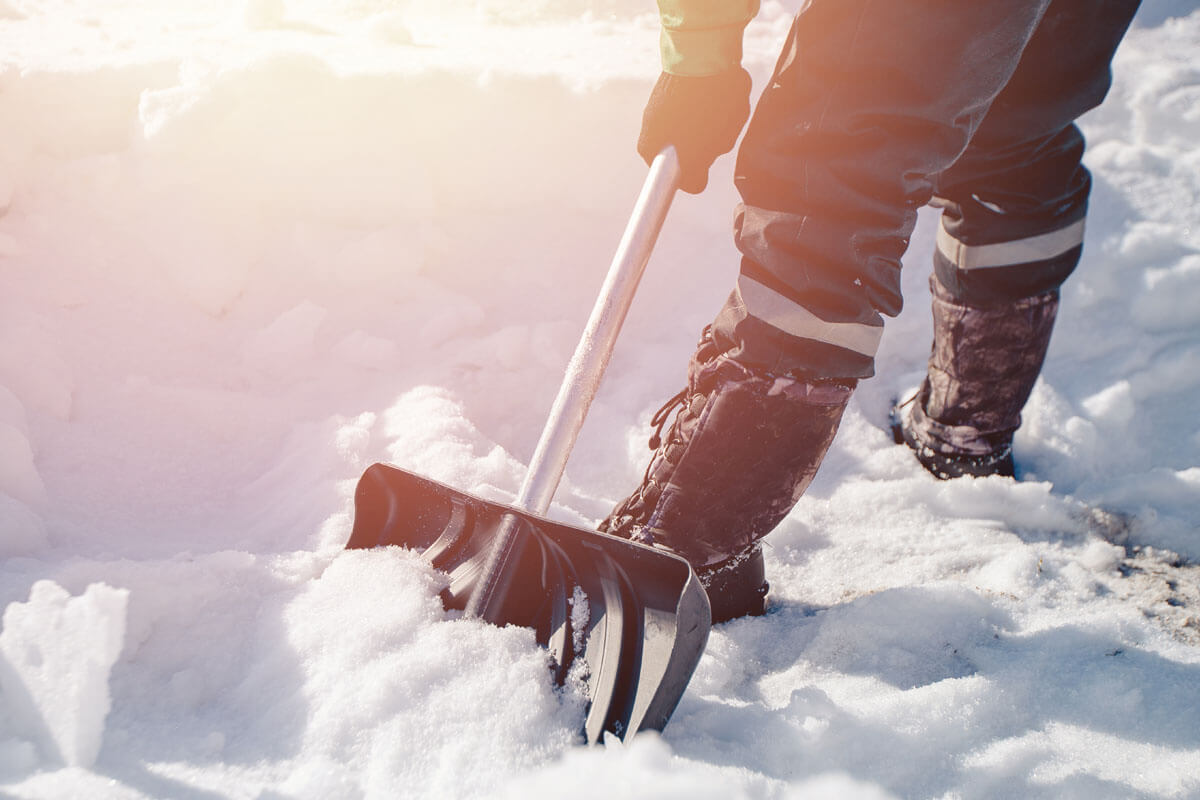 Rückenfreundlich Schnee schippen, © Parilov/shutterstock.com