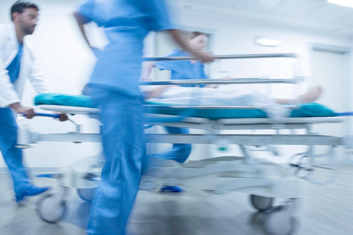 Keine Zeit verlieren: Ist ein Aortenaneurysma gerissen, muss die Blutung sofort gestillt werden. Keine Zeit verlieren: Ist ein Aortenaneurysma gerissen, muss die Blutung sofort gestillt werden.