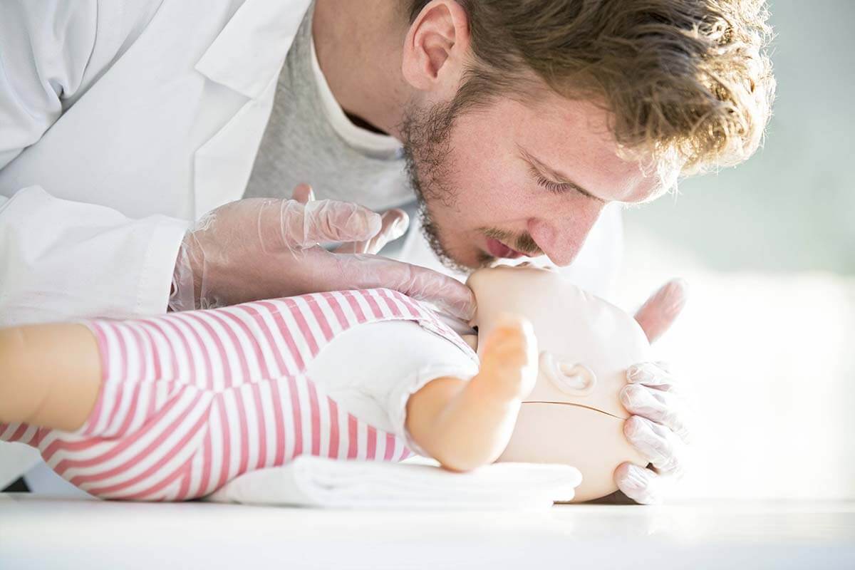 Bei einem kurzen Atemstillstand wie dem BRUE sind die im Erste-Hilfe-Kurs für Babys erlernten Maßnahmen hilfreich. Bei einem kurzen Atemstillstand wie dem BRUE sind die im Erste-Hilfe-Kurs für Babys erlernten Maßnahmen hilfreich.