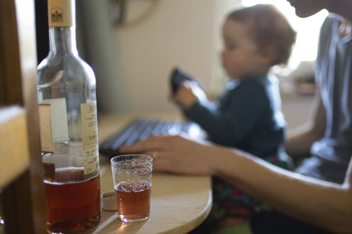 Achtung, Alkohol-Falle, © photothek/imago-images.de